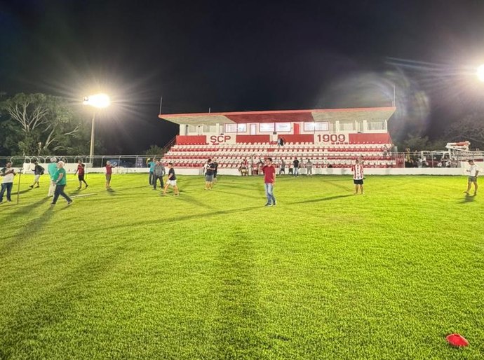 Prefeitura de Penedo conclui instalação de refletores e testa iluminação do Estádio Dr. Alfredo