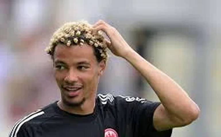 Ekitiké deixa jogo de maca e preocupa Liverpool e seleção francesa