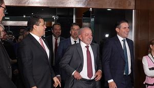 Davi Alcolumbre (esquerda), Lula (meio) e Hugo Motta (direita) chegaram juntos à sessão solene do Senado onde fim da escala 6x1 foi promulgada / Foto: Reprodução