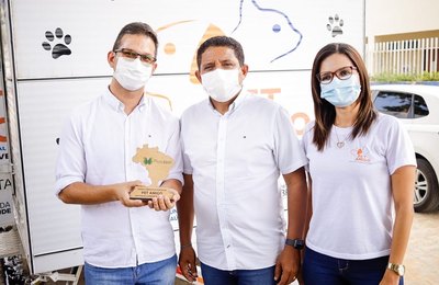 Prefeito Júlio Cezar entrega prêmio para equipe do Pet Amigo de Palmeira dos Indios