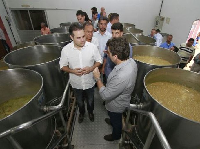 Governador Renan Filho conhece cachaçaria que orgulha alagoanos