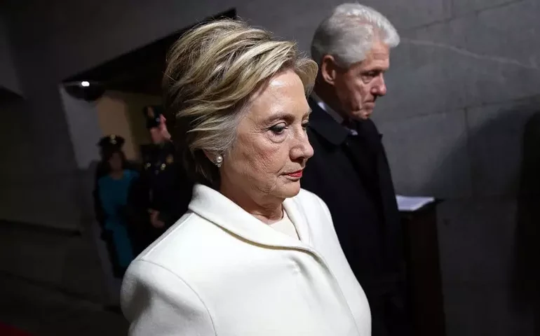 Hillary diz que Trump também deveria ser convocado a depor sobre Epstein