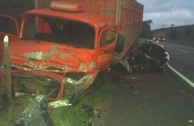 Colisão entre caminhão e Gol deixa um morto na BR-316