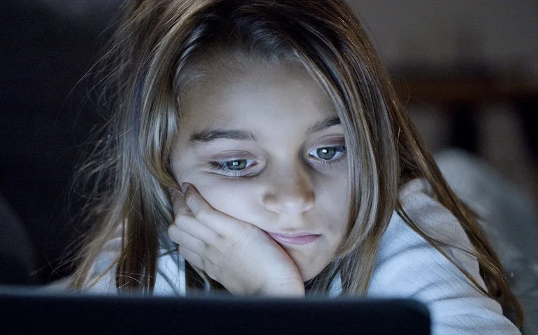 Exploração sexual infantil migra para o ambiente digital; psiquiatra alerta para sinais silenciosos