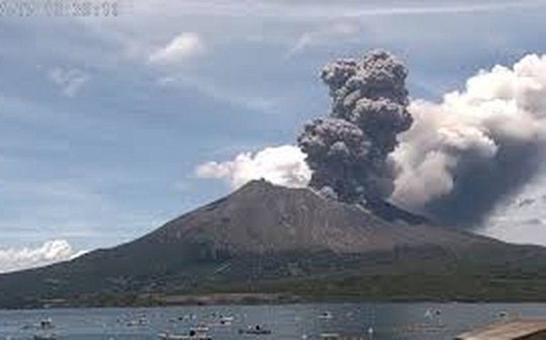 Veja o vulcão Sakurajima mais ativo no Japão, mostrando seu caráter arrogante mais uma vez