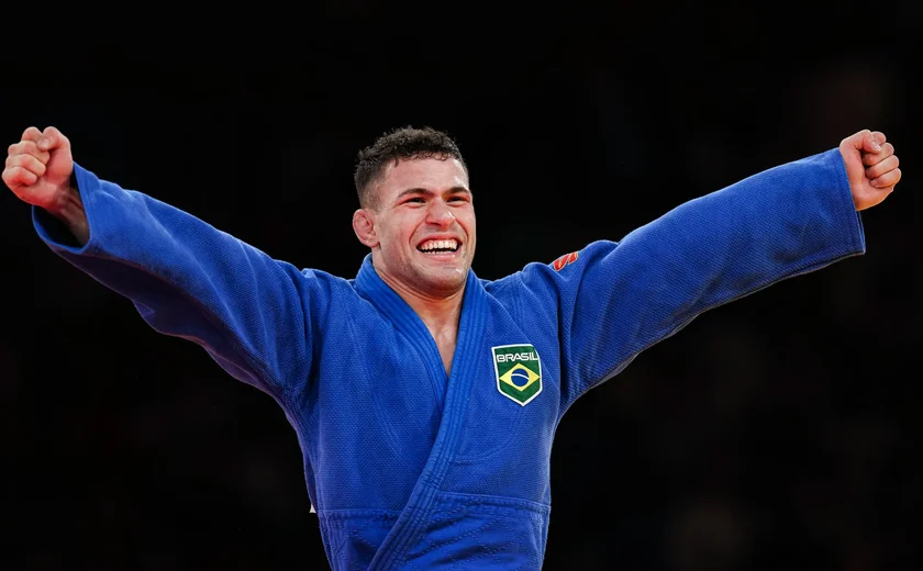 Prata em Paris, William Lima mostra filho se divertindo com medalha: 'Sonho realizado'