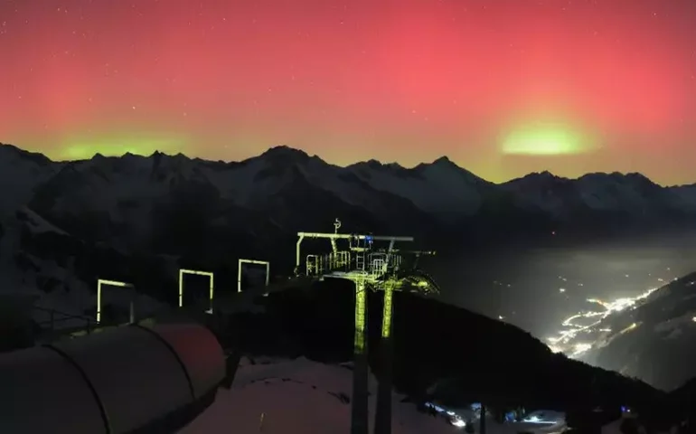 Rara aurora boreal colore os céus das Dolomitas, na Itália