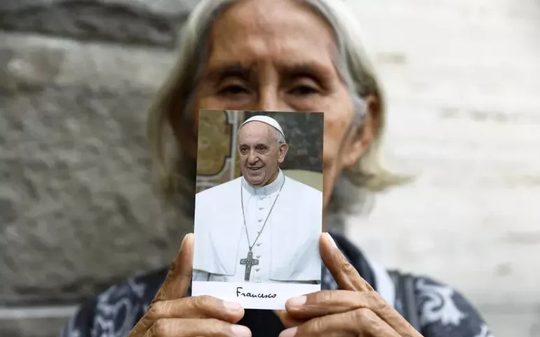 'Morte não é fim de tudo', diz papa Francisco em novo livro