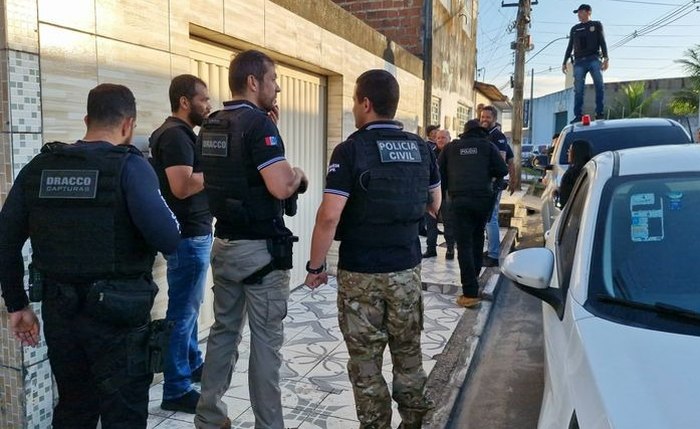 Agentes da PC durante operação