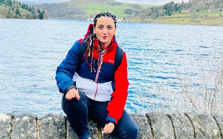 Baleada, retirada de casa e na luta pelas jogadoras: conheça a história da ex-capitã da seleção feminina do Afeganistão