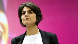 Diante desse cenário, Manuela defende que o debate sobre o fim da jornada 6x1 deve ser ampliado. “Acabar com a 6x1 deve ser uma luta de todos nós”, destacou. / Foto: Reprodução 