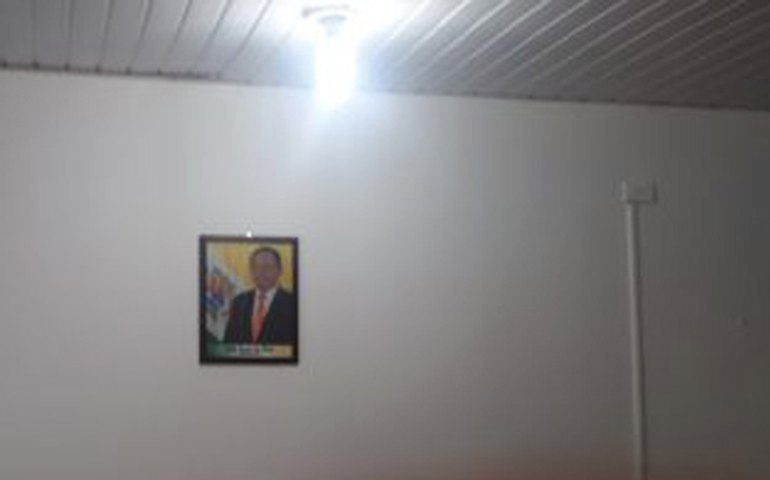 Pavonice: Prefeito tem 10 dias para retirar fotos pessoais e homenagens em repartições