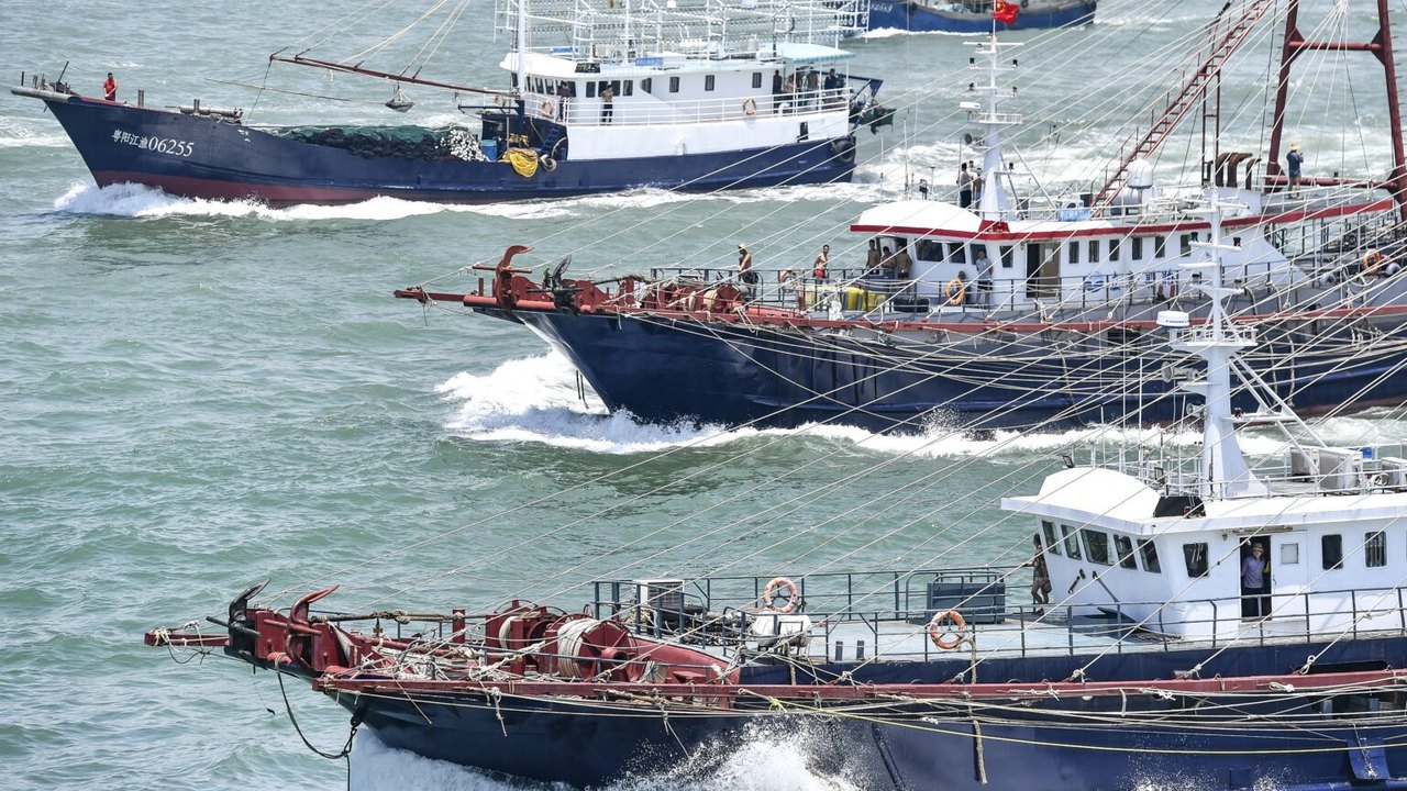 Frota de pesca chinesa tenta escapar da fiscalização peruana