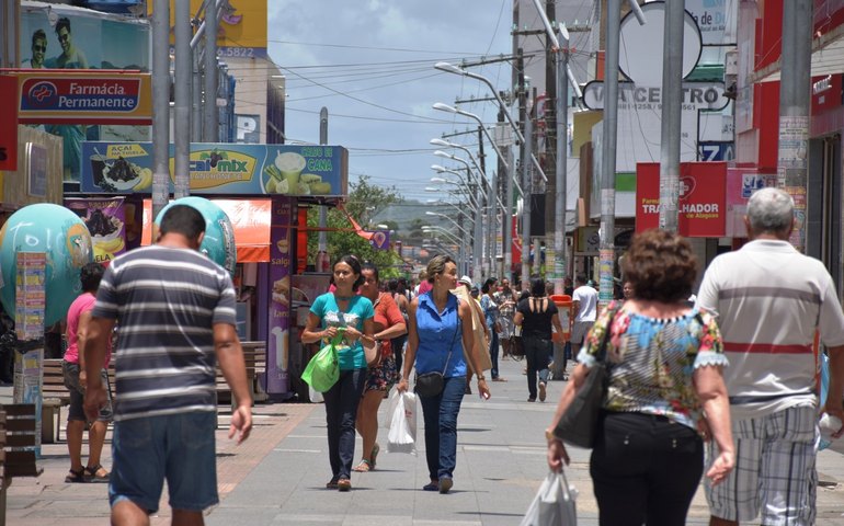 Alagoanos pretendem gastar até R$ 300 em presentes de Natal e maioria irá pagar com Pix