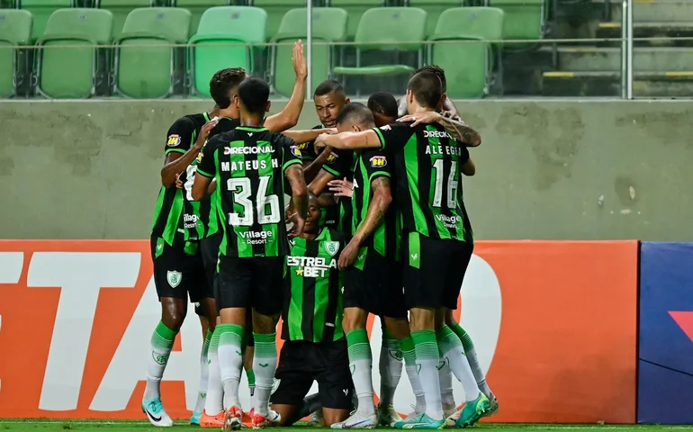 Atacantes decidem, América ganha do Cruzeiro e se isola como o melhor do Mineiro