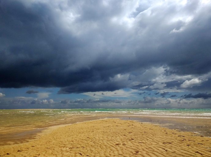 Dermatologista alerta para riscos à pele em praias impróprias para banho