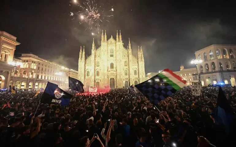 Festa da Inter por 21º Scudetto invade a madrugada em Milão