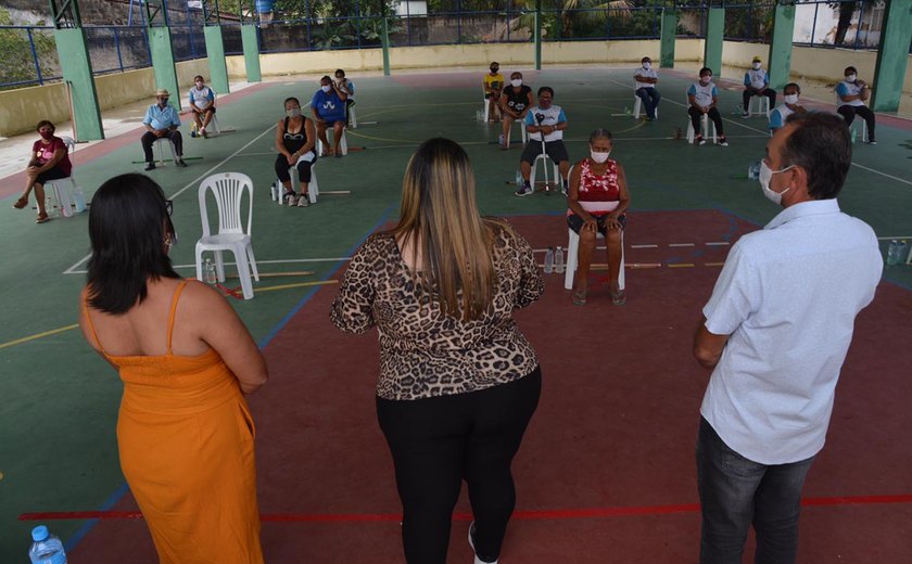 CRAS de Anadia realiza aula inaugural de exercícios físicos com grupo de idosos