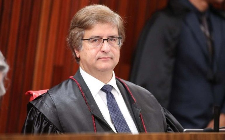 Gonet esquece microfone aberto e diz ter feito 'cagada' em pergunta para Rebelo