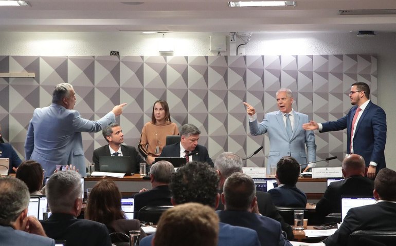 Ex-presidente do INSS prefere se manter em silêncio durante CPMI e irrita deputados