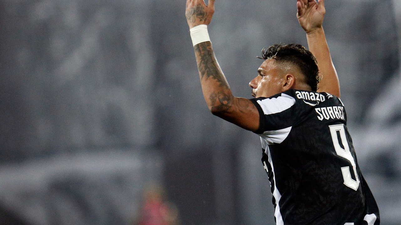 Tiquinho Soares evita desastre, Botafogo empata com o Goiás e mantém jejum no Brasileiro
