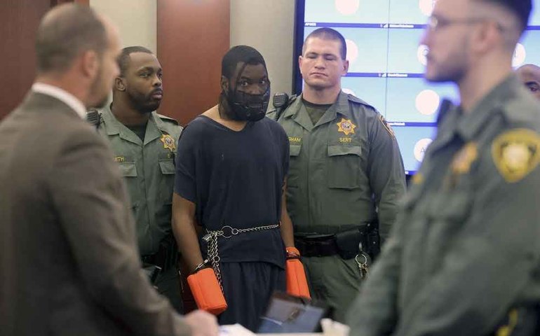 Homem que atacou juíza nos EUA volta ao tribunal com algemas, máscara e luvas de proteção