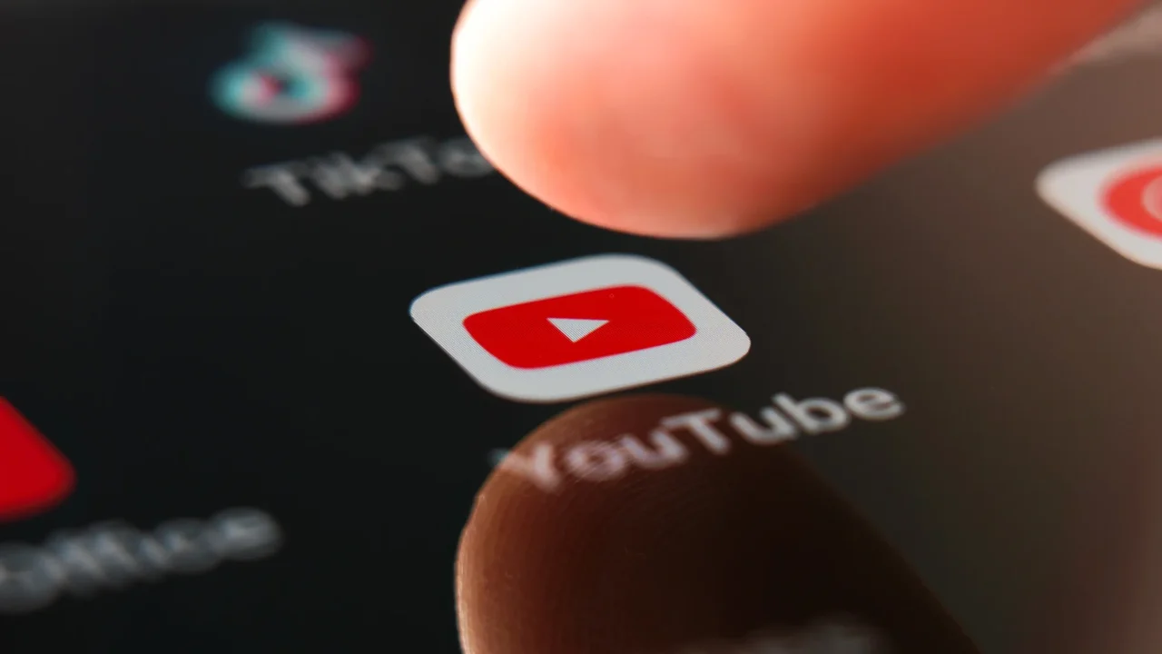 Evangelização no YouTube, autoajuda para casal e emenda para recapear condomínio: quem é o deputado mais seguido do país
