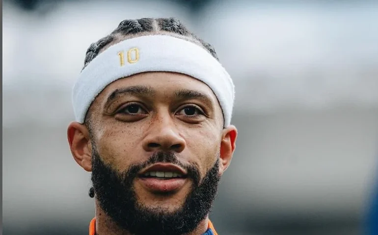 Memphis Depay notifica o Corinthians e cobra R$ 6 milhões do clube