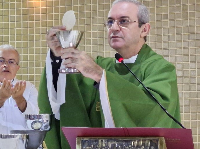 Padre Walfran mostra documento com regularidade de suas prestações de contas