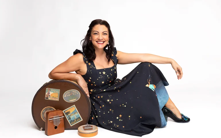 Álbum da Copa pode estimular leitura e conversas em família, diz Clara Haddad