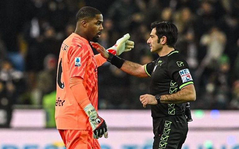 Udinese bane mais quatro torcedores por insultos racistas contra Maignan