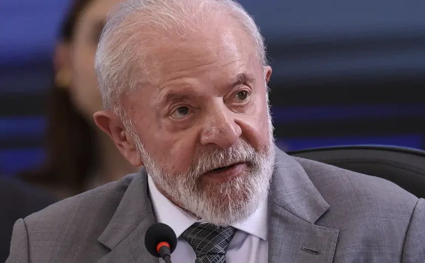 Com Lula e Motta, mas sem o STF, desfile tem grito de 'sem anistia'