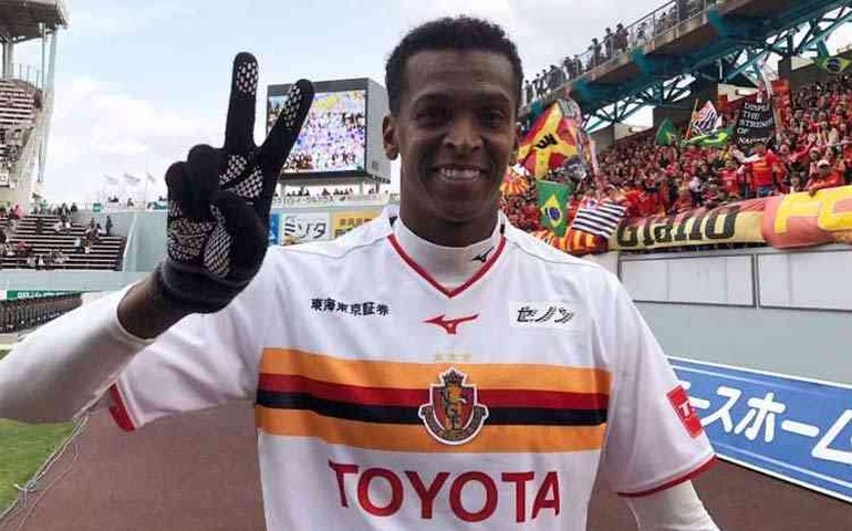 Corinthians espera definir contratação de Jô nos próximos dias