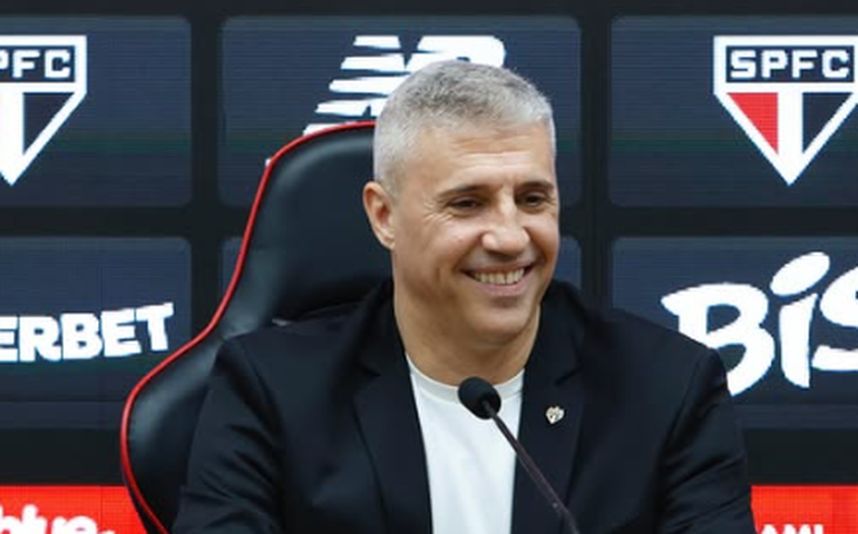 Hernán Crespo é apresentado ao elenco do São Paulo e Lucas Moura treina com bola