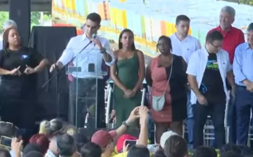 Prefeito JHC presta homenagem às vítimas do RS durante evento com Lula