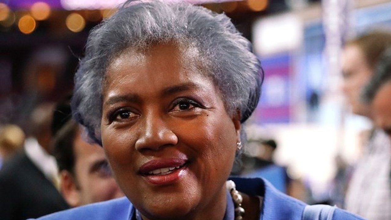 Suspeita de favorecer Hillary, presidente dos democratas deixa CNN