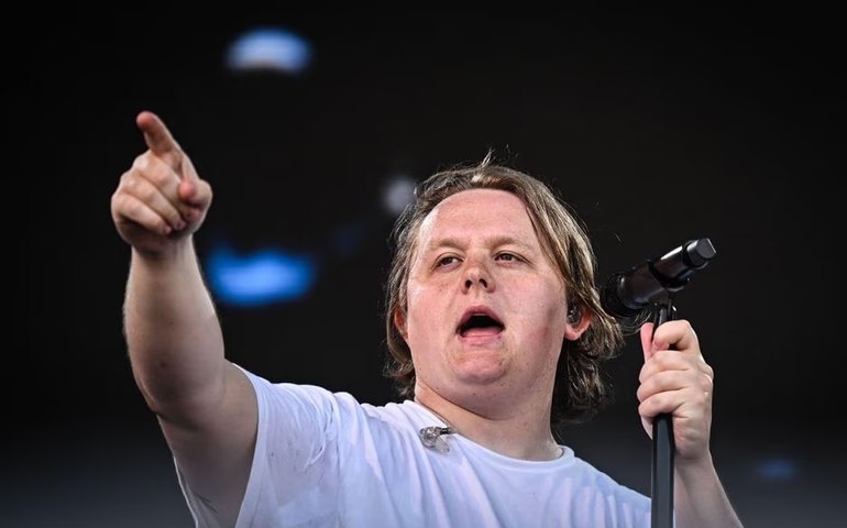 Lewis Capaldi anuncia pausa na carreira após sofrer com síndrome de Tourette: 'Voltarei'