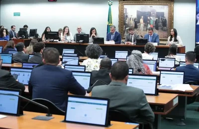 CCJ da Câmara adia análise de PEC sobre redução da maioridade penal