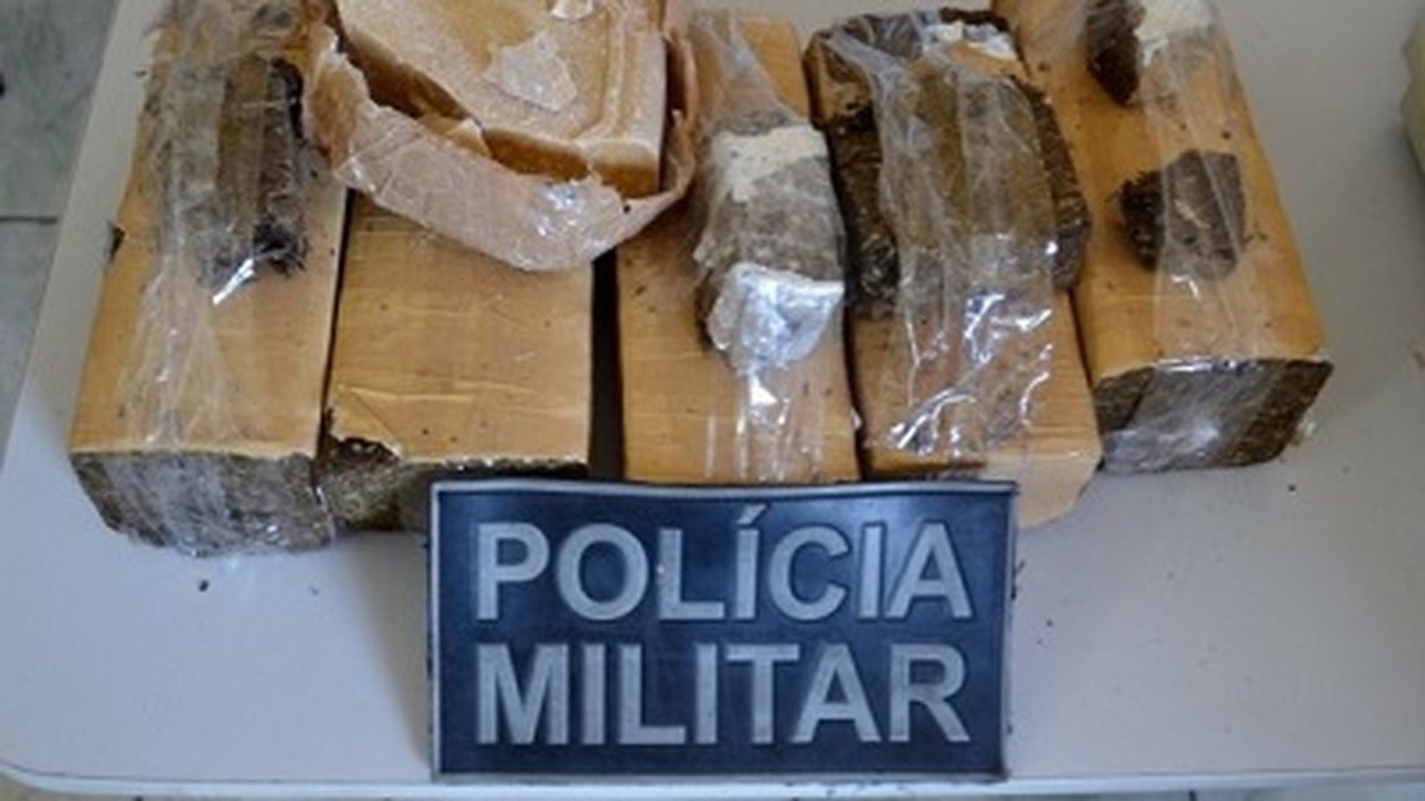 PM apreende mais de 5 quilos de drogas em veículo com destino à Penedo