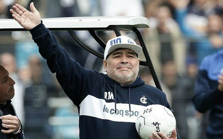 Impasse sobre contrato coloca em dúvida permanência de Maradona no Gimnasia