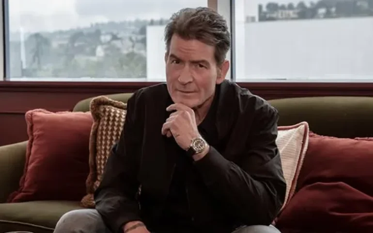 Charlie Sheen explica por que não fala com Jon Cryer, de 'Two And A Half Men', há tantos anos