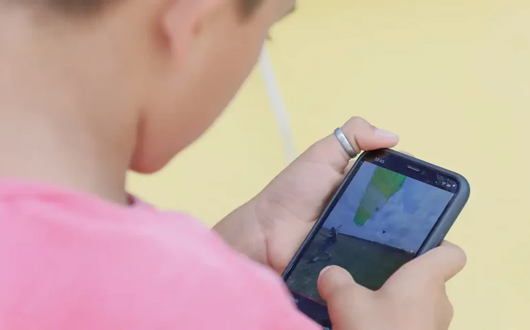 Comissão da Câmara aprova proibição de celulares em escolas