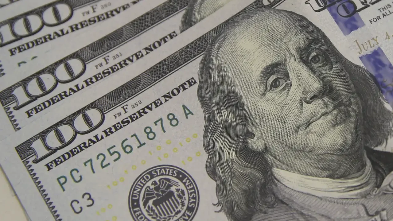 Dólar recua com alívio do petróleo e expectativa sobre Fed e Copom