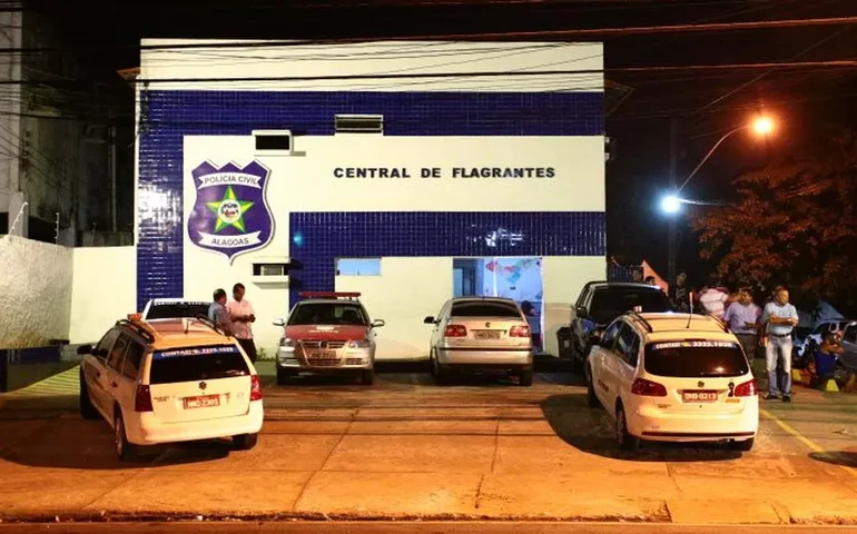 Falso policial civil é preso em Maceió após ameaçar clientes em estabelecimento na Jatiúca