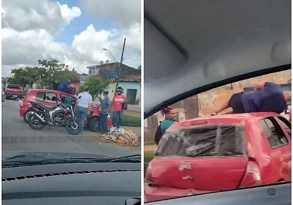 Homem atropelado na Cambona aguarda socorro em cima do carro que o acertou