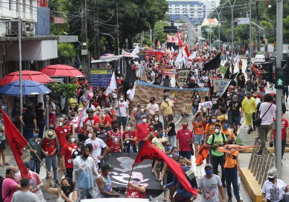 Recife tem ato pacífico contra Bolsonaro; São Luís e Goiânia reúnem milhares