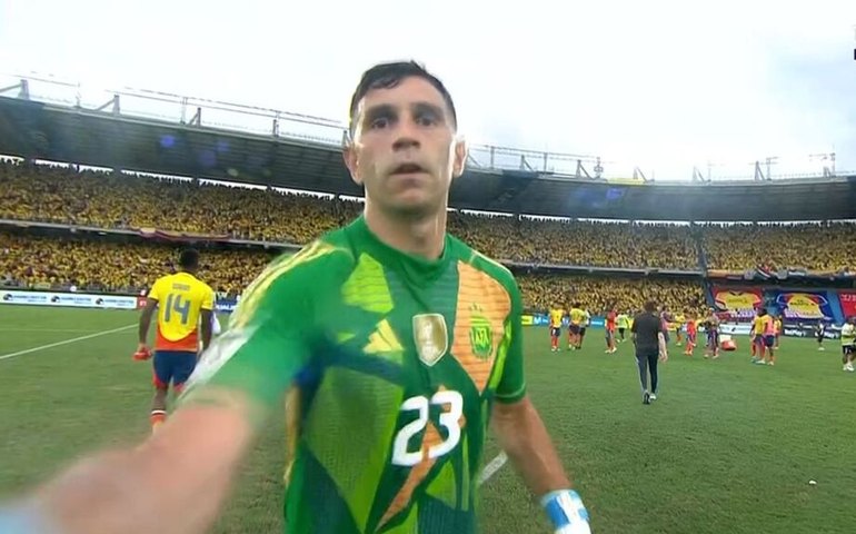 Associação Colombiana de jornalistas cobra punição a Dibu Martínez por 'tapa' em cinegrafista