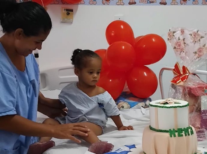 Humanização: Pacientes do Hospital Helvio Auto recebem homenagens de aniversário nos leitos