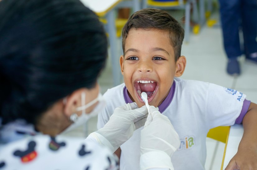 Secretaria da Primeira Infância leva atendimentos odontológicos para creche Cria na Grota do Cigano