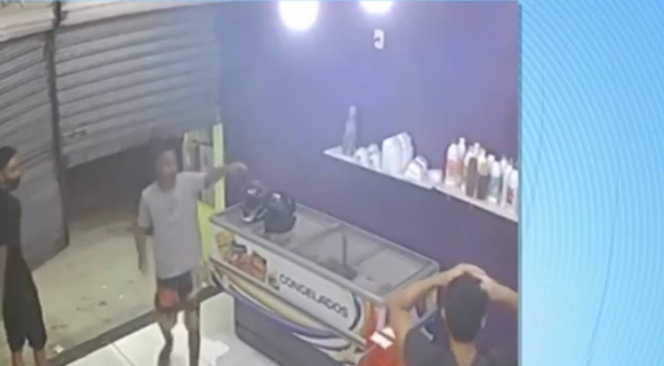 Homens chegam a descer parte dos portões da lanchonete. / Foto: Imagem: Reprodução/TV Atalaia